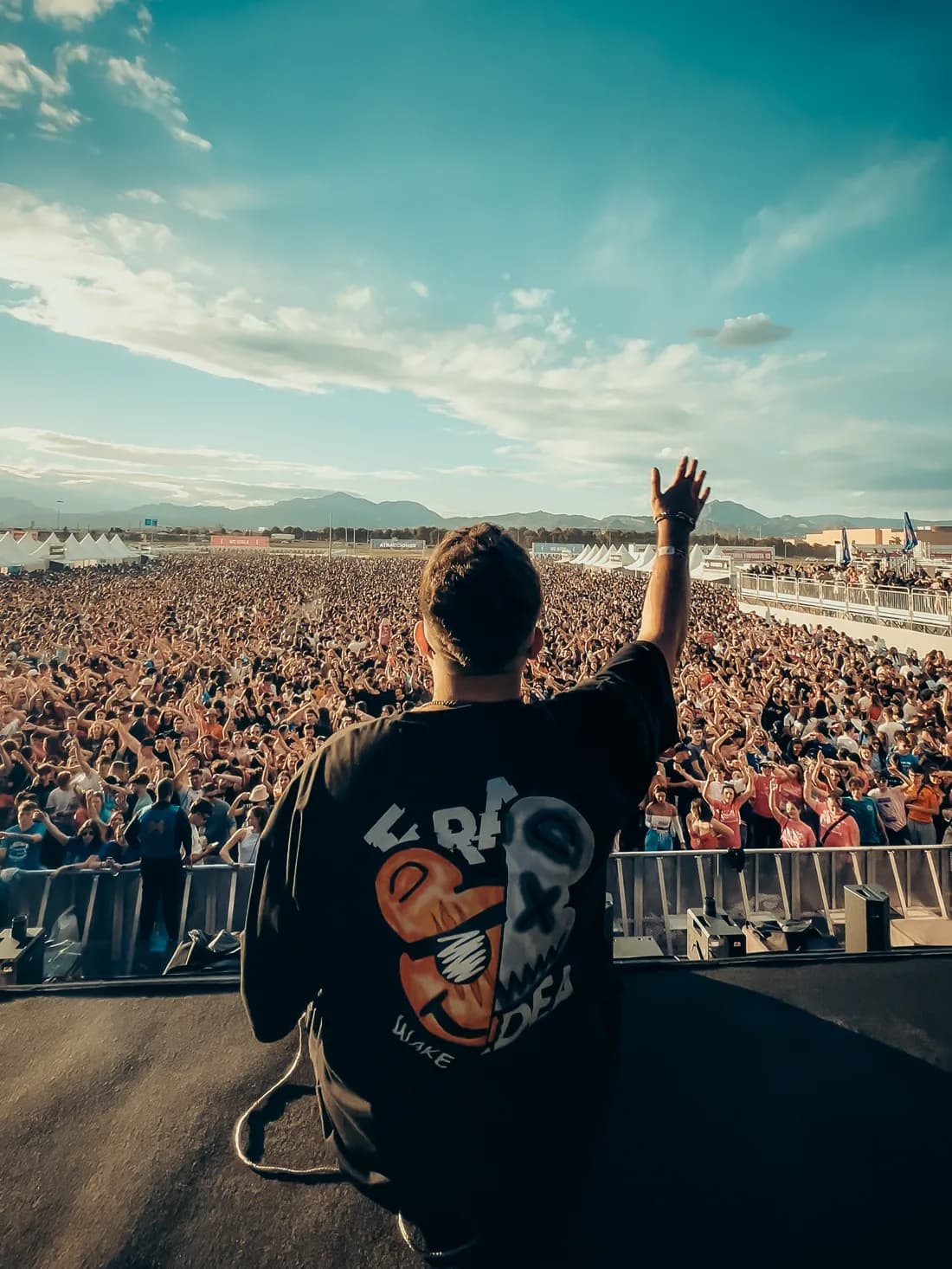 Alex Selas ante una multitud en un festival