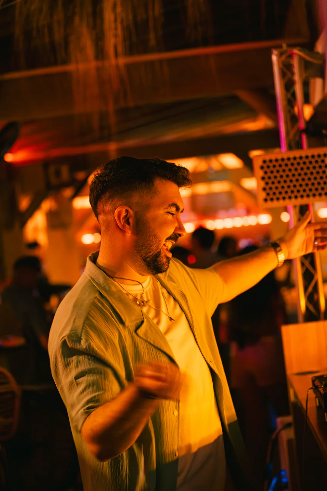 Alex Selas animando al público