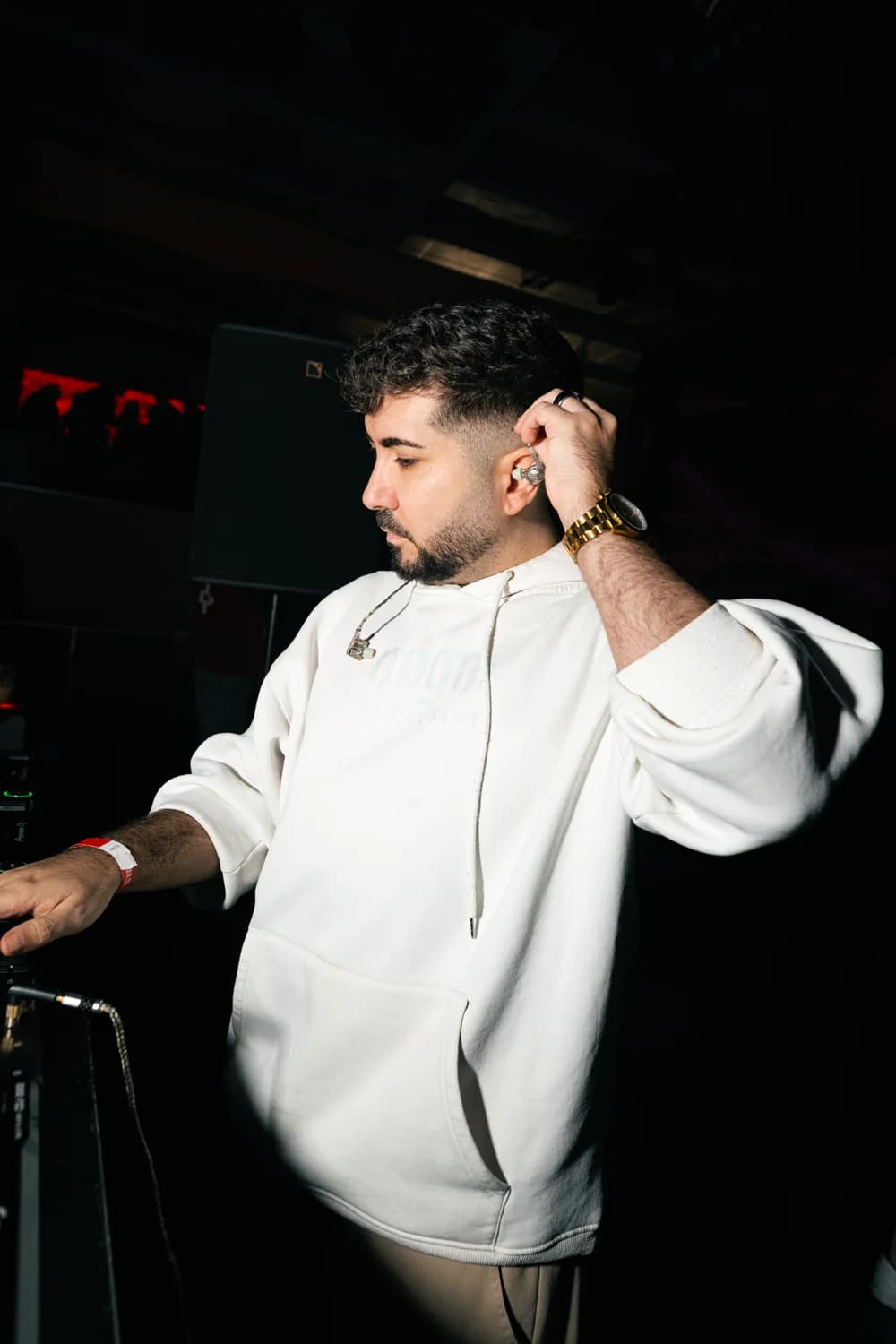 Retrato de Alex Selas, DJ de música urbana